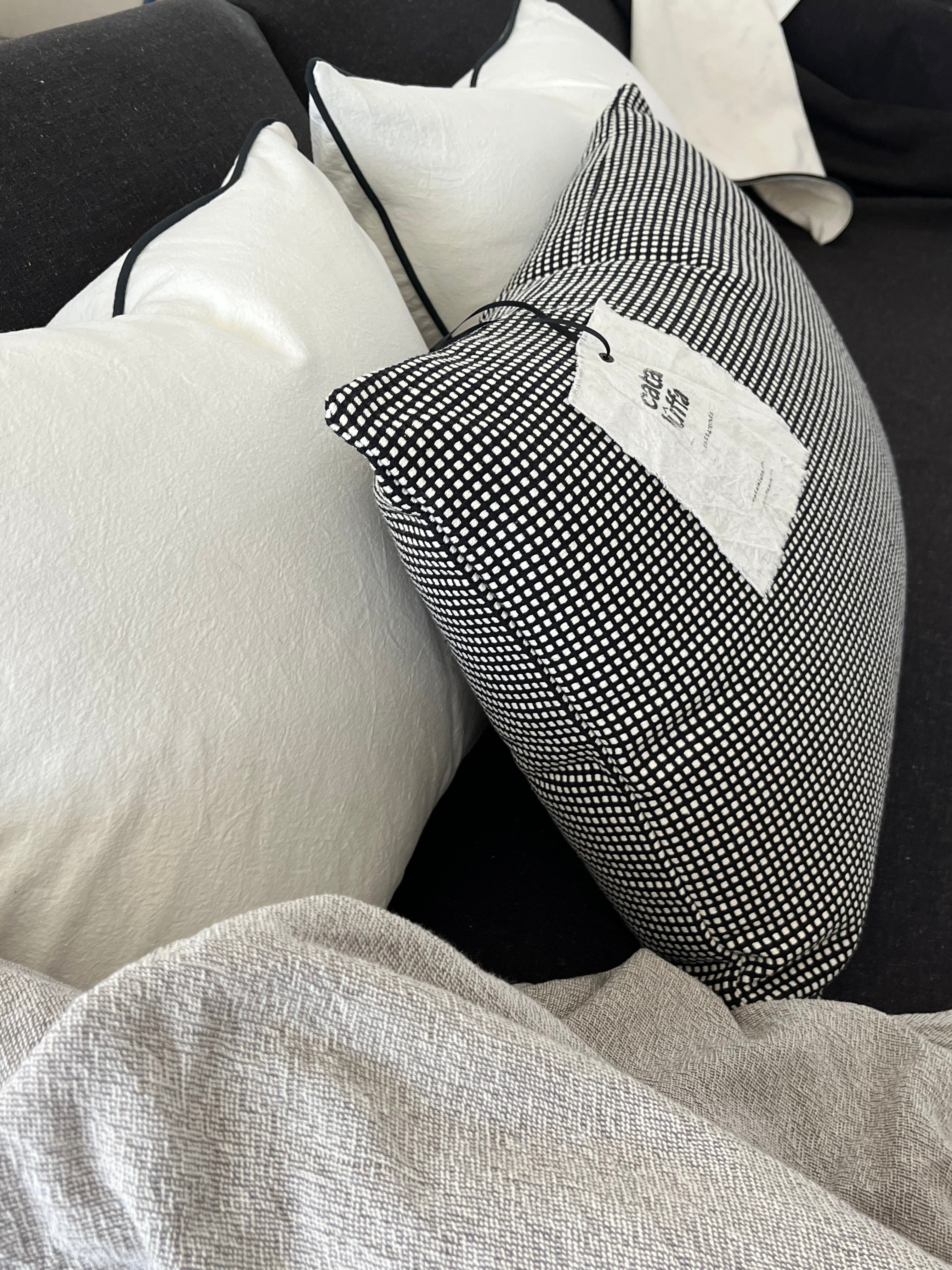 Almohadón Tusor Off White / Negro • 50x70 cm