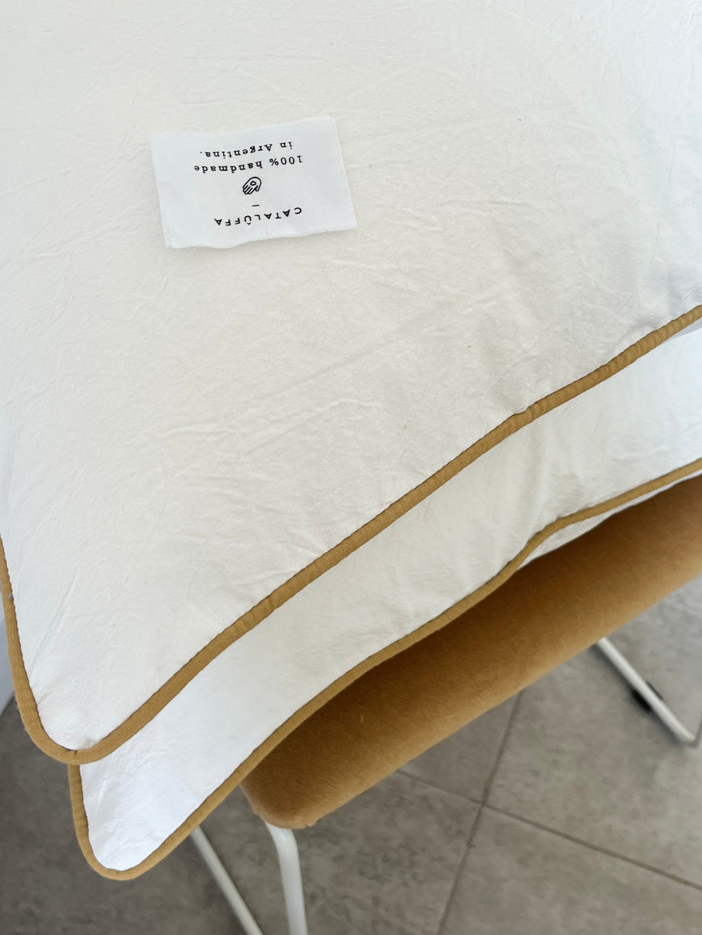 Almohadón Tusor Off White / Avellana