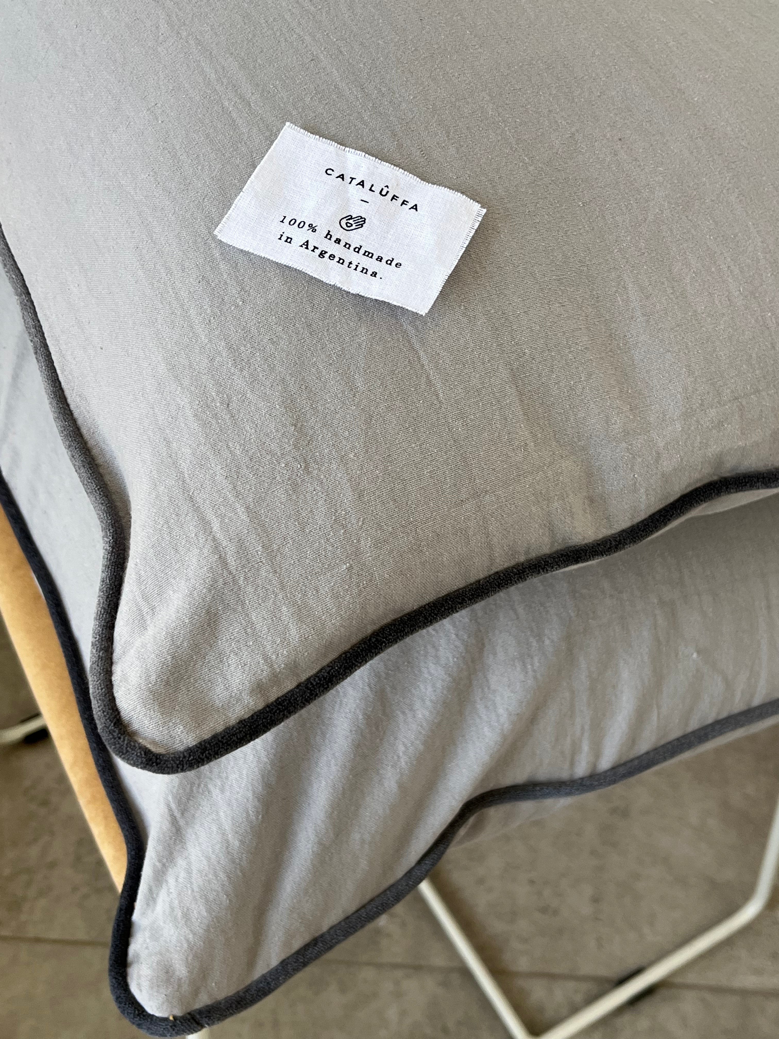 Almohadón Tusor Grey / Gris • 50x70 cm